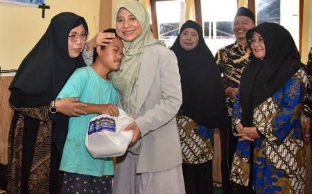 Bunda Niken Serahkan 400 Paket Sembako di Lombok Timur