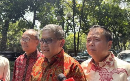 Hasto kristianto  sebut Presiden Jokowi  Telah Berkomunikasi dengan Prabowo