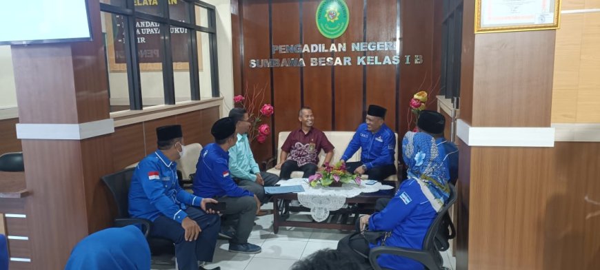 Tolak PK Moeldoko, Ratusan Kader Demokrat Sumbawa Datangi Pengadilan Negeri