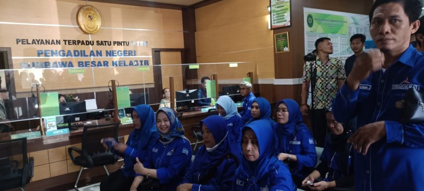 Tolak PK Moeldoko, Ratusan Kader Demokrat Sumbawa Datangi Pengadilan Negeri