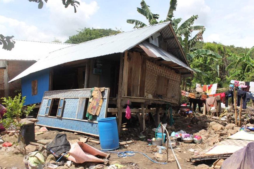 Wakil Bupati Tinjau Dampak Banjir di Moyo Hulu, Pastikan Para  Korban  Terdata.