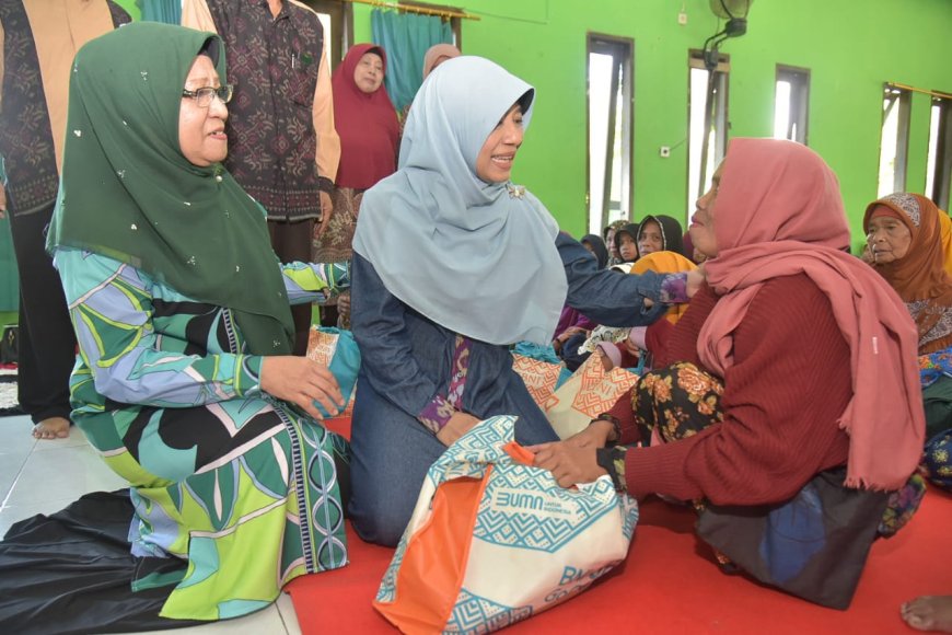 Bunda Niken Bersama Bang Zul Serahkan 400 Paket Sembako di Lombok Utara
