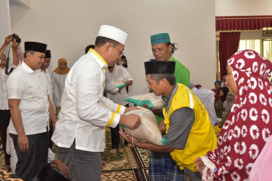 Gubernur NTB Bang Zul Serahkan Bantuan Bagi Petugas Kebersihan se-Kota Mataram