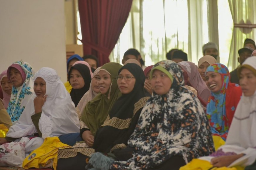 Gubernur NTB Bang Zul Serahkan Bantuan Bagi Petugas Kebersihan se-Kota Mataram