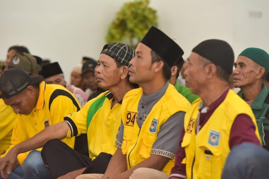 Gubernur NTB Bang Zul Serahkan Bantuan Bagi Petugas Kebersihan se-Kota Mataram