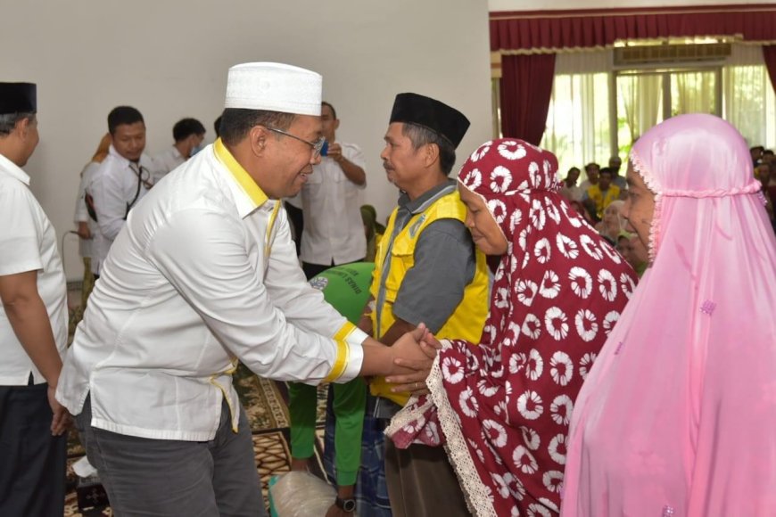 Gubernur NTB Bang Zul Serahkan Bantuan Bagi Petugas Kebersihan se-Kota Mataram