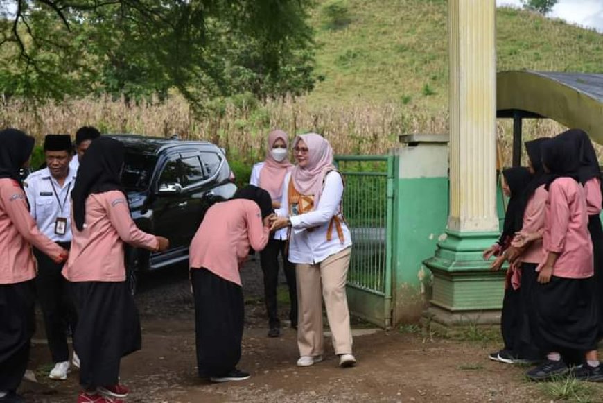 Wakil Bupati Sumbawa Hadiri Panen Perdana Hidroponik
