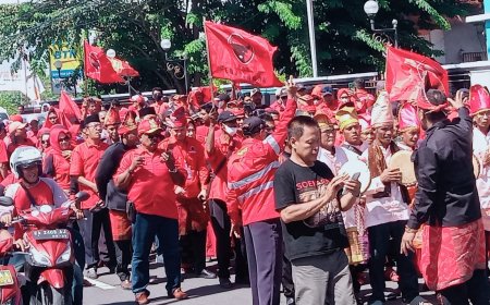 DPC PDI Perjuangan Daftarkan Bacaleg ke KPU Kabupaten Sumbawa.
