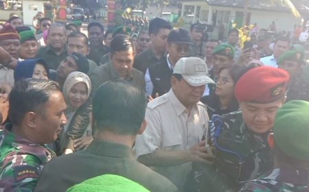 Warga Berebut Foto dengan Prabowo Subianto