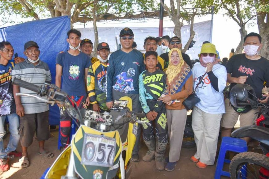 Grass Track DI Sumbawa, Gubernur NTB Nobar Dengan Masyarakat