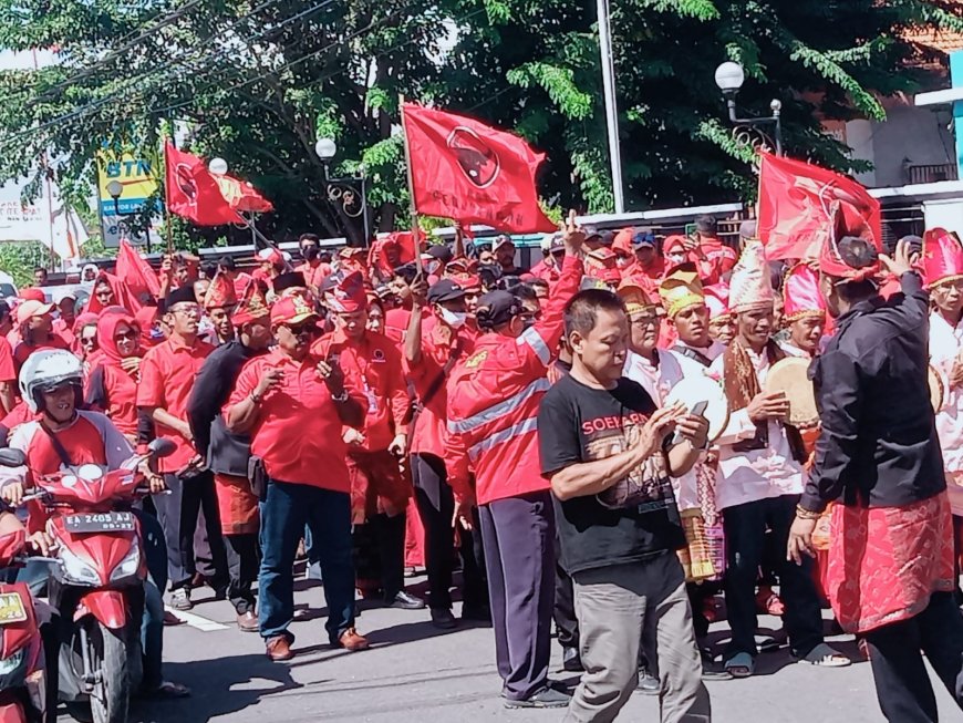 DPC PDI Perjuangan Daftarkan Bacaleg ke KPU Kabupaten Sumbawa.