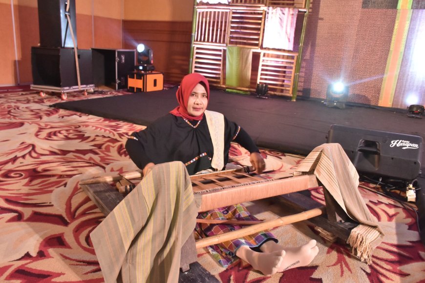 Hadiri Lombok Tenun Expo, Bunda Niken Apresiasi Seluruh Penenun Perempuan di NTB