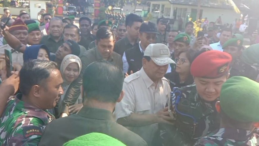 Warga Berebut Foto dengan Prabowo Subianto