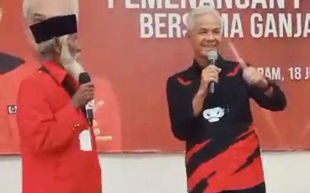 Sukarno Pengurus PDIP Tertua di NTB dapat Hadiah Motor Dari Ganjar Pranowo