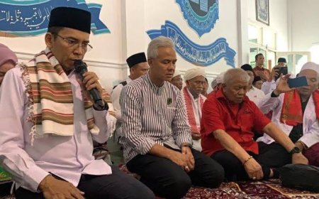 Ganjar dan TGB  Ziarah ke Makam  Pahlawan Maulana Syaikh Zainuddin Abdul Madjid