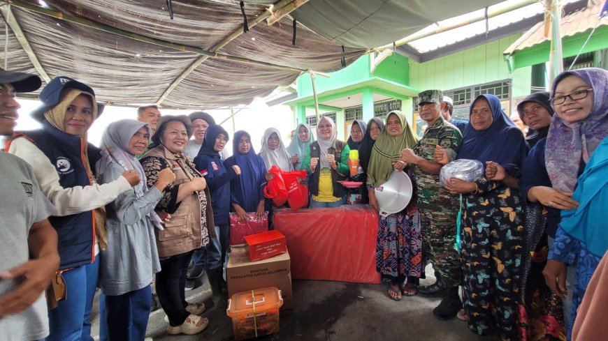 Wakil Bupati Sumbawa Bawa Bantuan dan Berikan Trauma Healing Korban Kebakaran Musuk