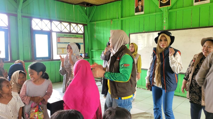 Wakil Bupati Sumbawa Bawa Bantuan dan Berikan Trauma Healing Korban Kebakaran Musuk