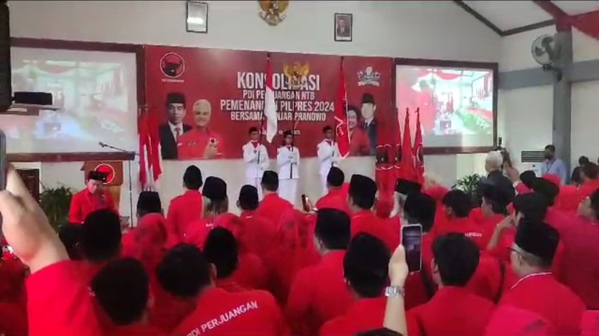 Ketua DPC PDI Perjuangan Kabupaten Sumbawa Abdul Rafiq Bacakan Dedication Of Life Bung Karno dihadapan Ganjar