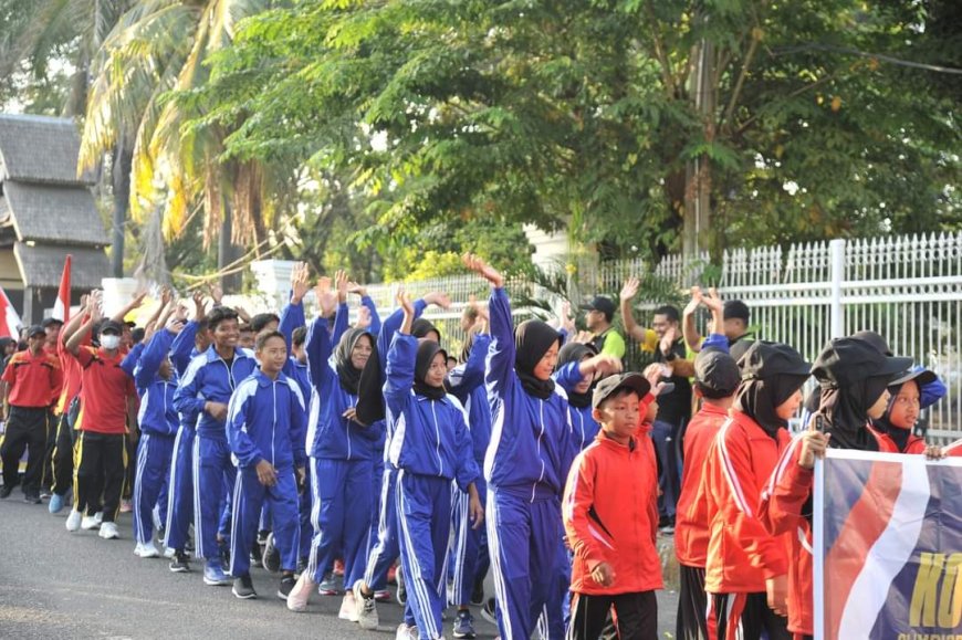 Meriah, Wakil Bupati Sumbawa Lepas Kontingen O2SN Tingkat Kabupaten