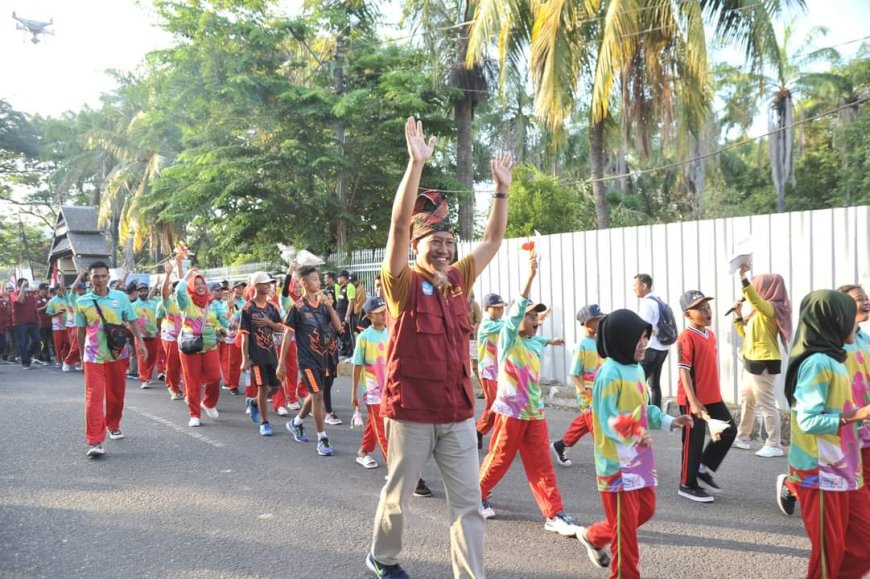 Meriah, Wakil Bupati Sumbawa Lepas Kontingen O2SN Tingkat Kabupaten