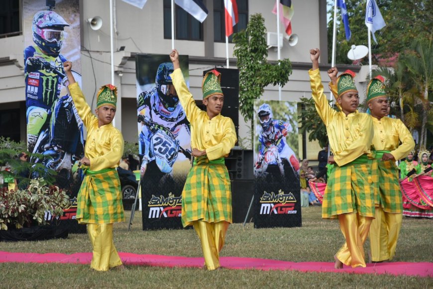 Welcome Ceremony MXGP Samota Sumbawa Berlangsung Meriah dari Pergelaran Seni Budaya Drumben  Cidomo hingga Sepeda Tua