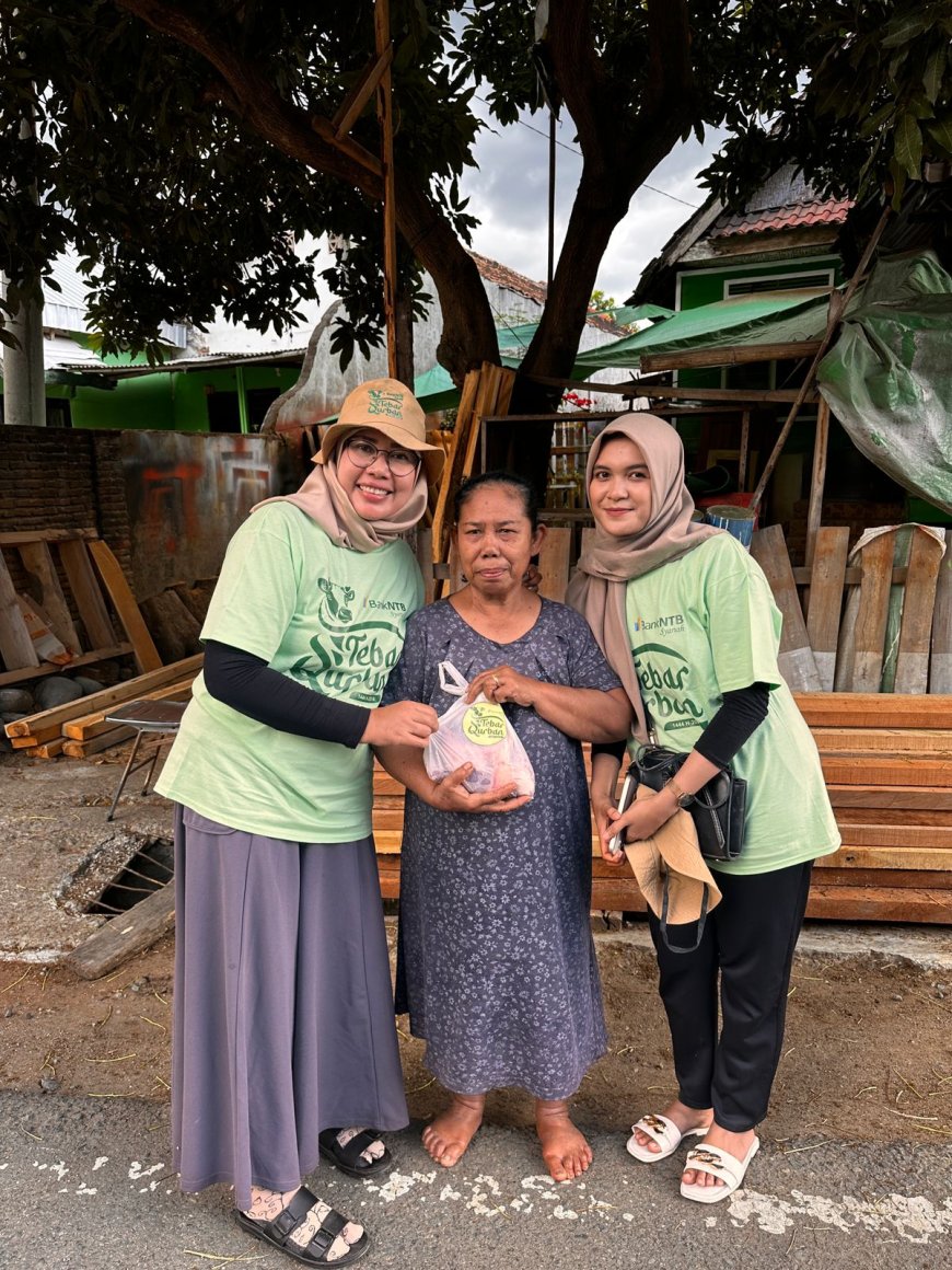Bank NTB Syariah Sumbawa Tebar Daging Qurban untuk Kaum Dhuafa