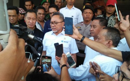 Menteri Perdagangan RI  Zulhas Kunjungi Pasar Seketeng Sumbawa, Pantau Harga Sembako dan Kagumi Bangunan Pasar