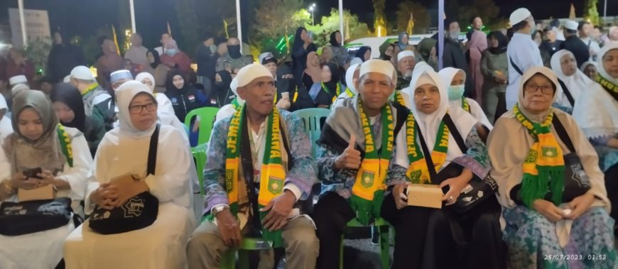 Jamaah Haji Sumbawa Tiba Dalam Keadaan Sehat, Disambut Bupati Sumbawa