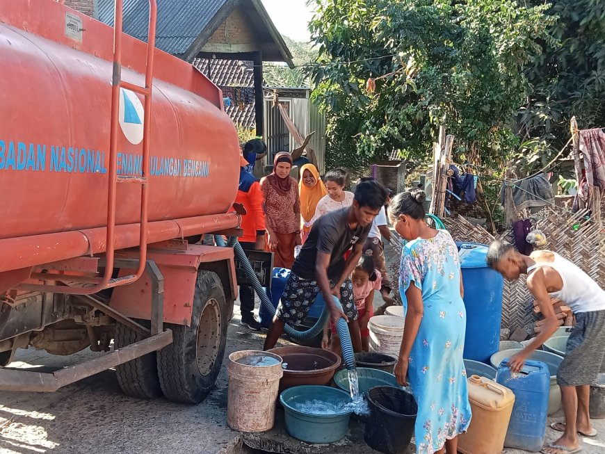 Ratusan Warga Desa Penyaring Dapat Bantuan Air Bersih Dari BPBD Sumbawa