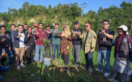 Zul - Rohmi Kompak Tebar 500 Ribu Bibit Ikan dan Tanam Pohon di Gunung Jae