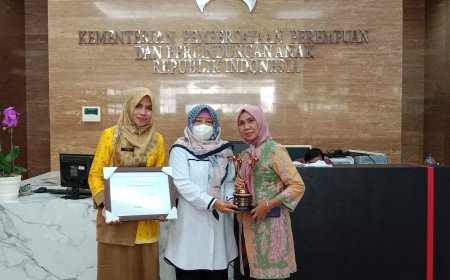 Piagam KLA Tingkat Pratama Diterima Pemda  Sumbawa di Jakarta