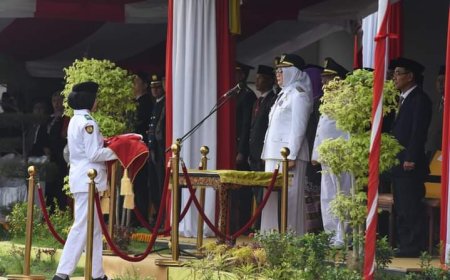 Wakil Bupati Sumbawa Pimpin Upacara Penurunan Bendera