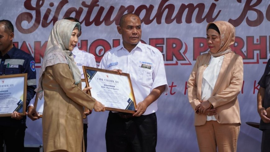 Serahkan Sertifikat CHSE Angkutan Kayangan-Pototano, Wagub NTB: Transportasi Jantung Perekonomian