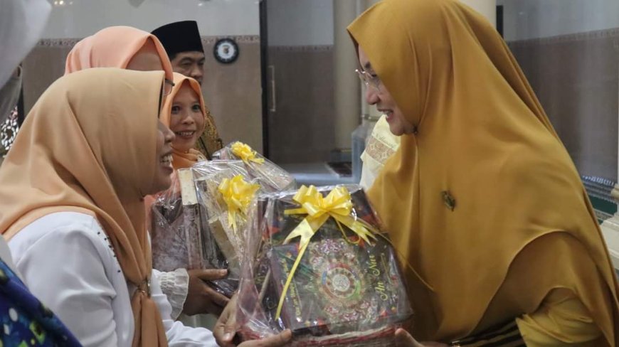 Bunda Niken Hadiri Pengajian Sekaligus Wakaf Al Qur'an, Santunan Kepada Anak Yatim