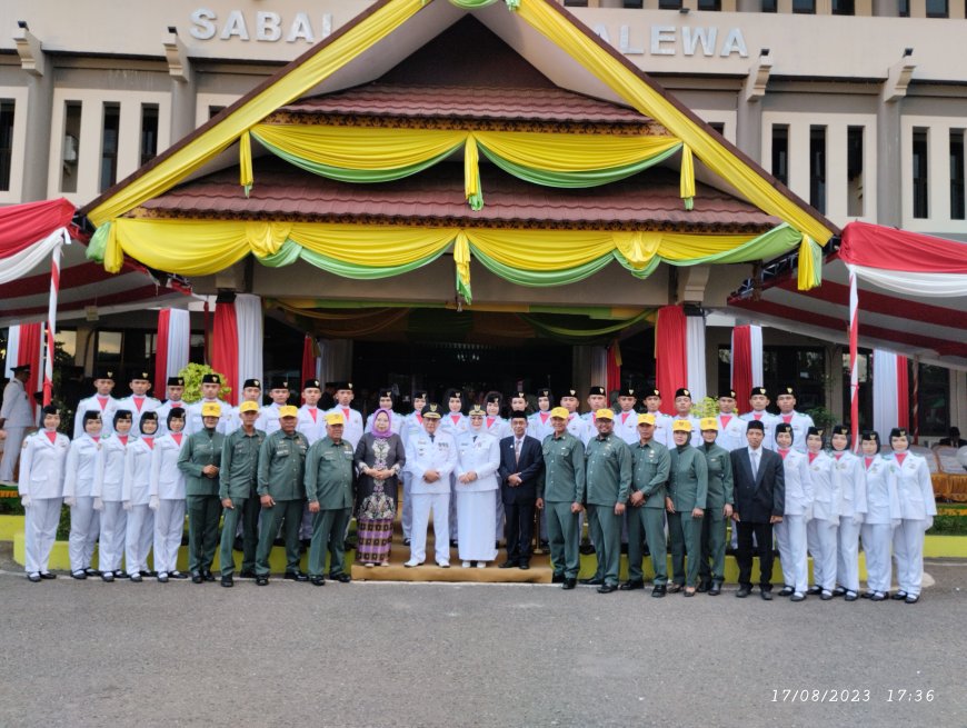 Wakil Bupati Sumbawa Pimpin Upacara Penurunan Bendera