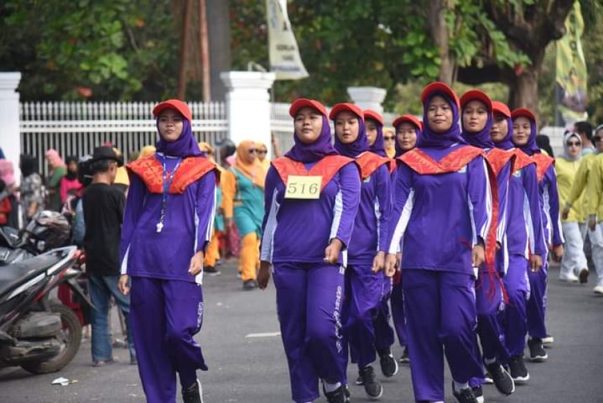 Meriahkan HUT RI, Wakil Bupati Sumbawa Lepas Peserta Gerak Jalan Putri