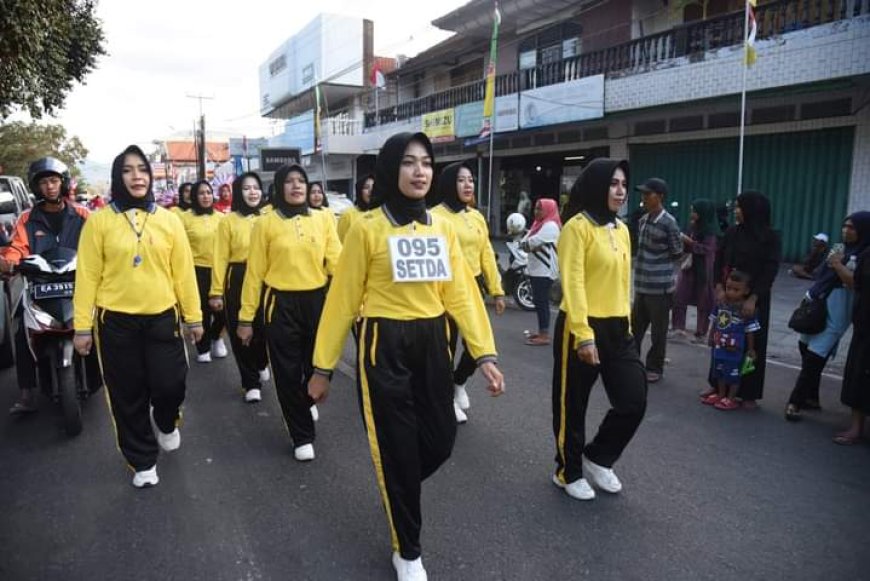 Meriahkan HUT RI, Wakil Bupati Sumbawa Lepas Peserta Gerak Jalan Putri