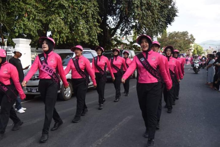 Meriahkan HUT RI, Wakil Bupati Sumbawa Lepas Peserta Gerak Jalan Putri
