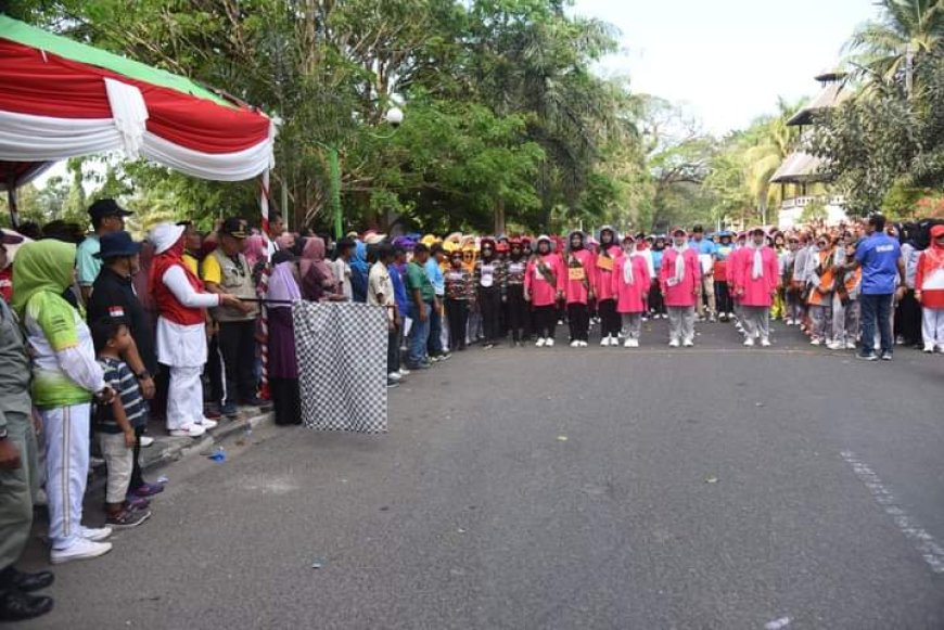 Meriahkan HUT RI, Wakil Bupati Sumbawa Lepas Peserta Gerak Jalan Putri
