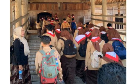 Implementasi Kurikulum Merdeka,SMPN 1 Sumbawa Besar Lakukan Kunjungan di 5 Situs Cagar Budaya