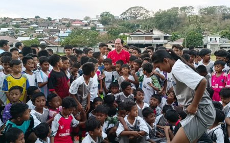 Ketua KONI Sumbawa Semangati  Atlit Sepakbola Usia Dini SSB Sumbawa Muda