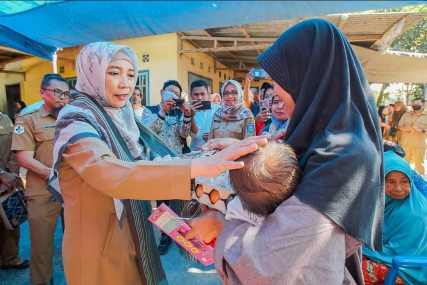 Kunjungi Posyandu Keluarga Plamboyan, Wagub Umi Rohmi : Pastikan Pemberian Makanan Sehat Bagi Anak