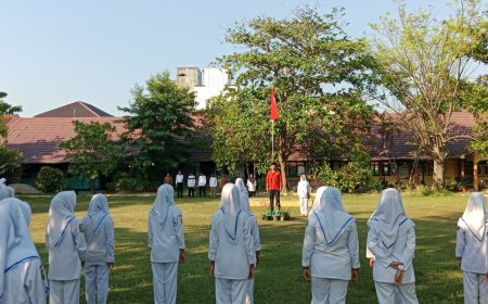 Ketua PWI Sumbawa Jadi Irup Upacara, Edukasi Siswa SMK Islam Farmasi