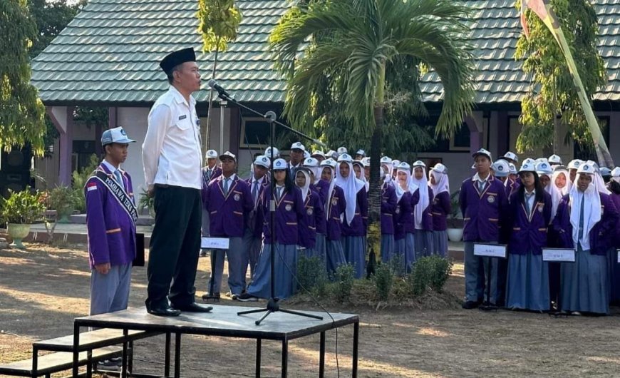 Tanggap Memerangi Pengedaran dan Penyalahgunaan Narkoba, BNN Jadi Inspektur Upacara di SMAN 1 Sumbawa Besar