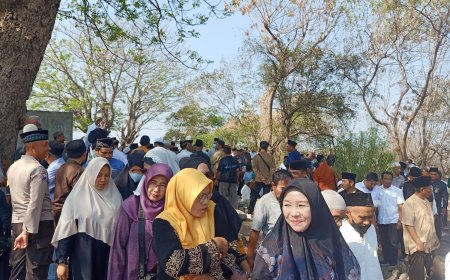 Bupati Sumbawa Hadiri  Pemakaman DGH Salim Husain,  Minta Masyarakat Doakan dan Maafkan  Kekhilafan