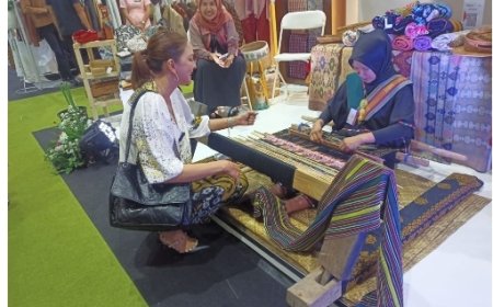 Stand NTB dikunjungi Artis Donna Agnesia, Terpukau Lihat Alat Tenun Tradisional NTB