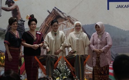 Kenakan Tenun Sukerare Khas NTB, Ibu Negara Buka Bazar Amal ke 54 WIC