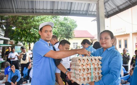 Diskominfotik NTB Beri Bantuan Telur Ayam di Kelurahan Cakranegara