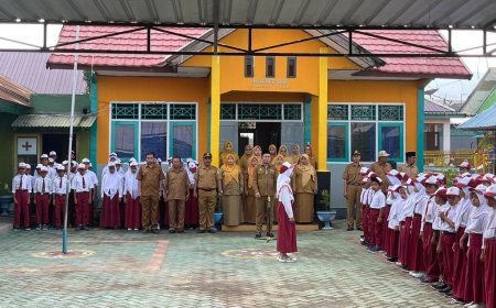 Jadi Inspektur di SDN 3 Alas,  Ketua DPRD Sumbawa Pesankan Patuh pada Guru dan Cermat Manfaatkan Teknologi