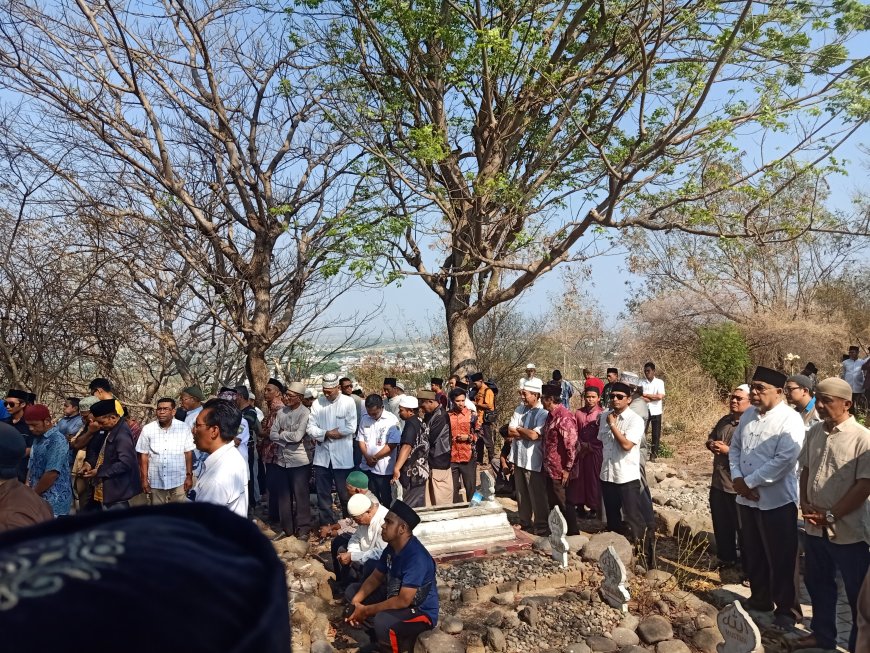 Bupati Sumbawa Hadiri  Pemakaman DGH Salim Husain,  Minta Masyarakat Doakan dan Maafkan  Kekhilafan